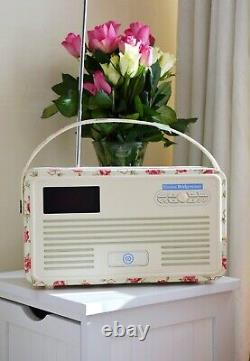 Radio-réveil VQ Retro Mk II DAB avec Bluetooth, décoré de roses Emma Bridgewater et chargeur pour iPhone.